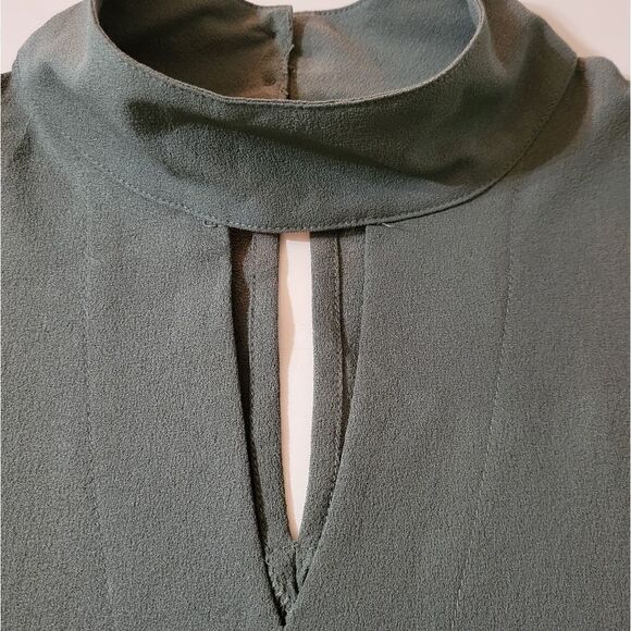 Paper Crane Keyhole Neckline Tank Blouse - Picture 3 of 9